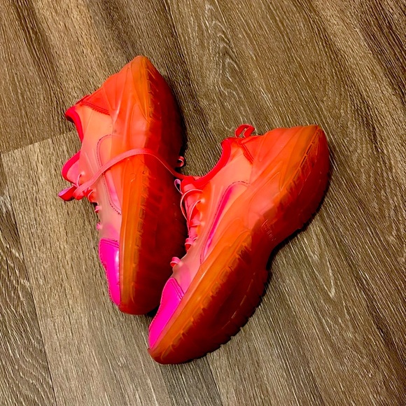 Guess Women’s Vibrant Red Sneakers Size 7.5 - Picture 4 of 14